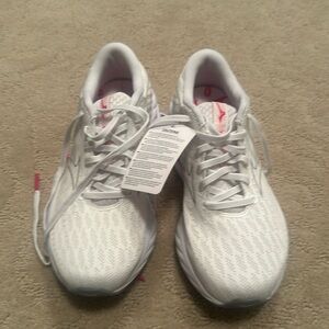 Womens Mizuno running shoe NIB